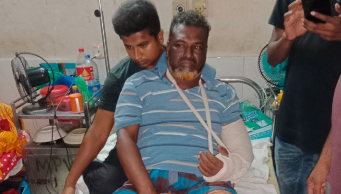 যশোরে চাঁদা না দেওয়ায় ইউপি চেয়ারম্যানকে পিটিয়ে হাত-পা ভাঙল সন্ত্রাসীরা