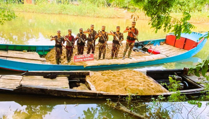 সুনামগঞ্জ সীমান্তে অবৈধ বালুবোঝাই দুই ট্রলার জব্দ করল বিজিবি