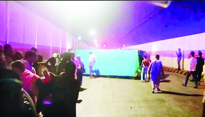 কর্ণফুলী টানেলে উল্টে গেল বরযাত্রীবাহী বাস, আহত ১২