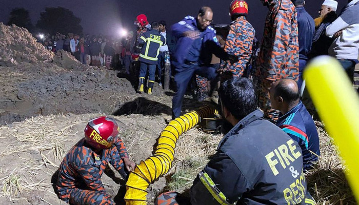 রাজশাহীর তানোরে সেমিডিপ নলকূপের গর্তে পড়ল ২ বছরের শিশু, চলছে উদ্ধার অভিযান