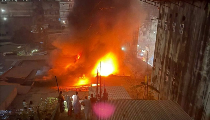 টঙ্গী বাজারে গভীর রাতে অগ্নিকাণ্ড, পুড়ে গেছে অন্তত ১৫ দোকান