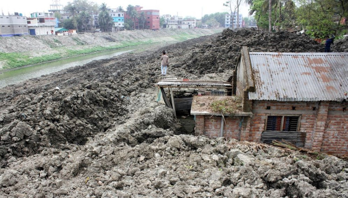 চিত্রা নদী খননের মাটি সরানো হয়নি, আতঙ্কে যশোরের নদীপাড়ের মানুষ