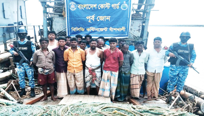 কয়লাসহ তিন চোরাকারবারি ও ৫টি ট্রলিং জালসহ ১৮ জেলে আটক