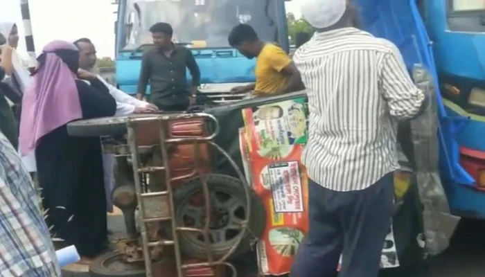 ঢাকা-মাওয়া এক্সপ্রেসওয়েতে বাসের ধাক্কায় অটোরিকশা বিধ্বস্ত, আহত ৩