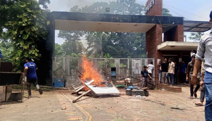 ডুয়েটে নবাগত ভিসি নিয়োগ নিয়ে রণক্ষেত্র: পুলিশ-শিক্ষার্থী-উপাচার্য সমর্থকদের ত্রিমুখী সংঘর্ষ, ওসিসহ আহত ১৭