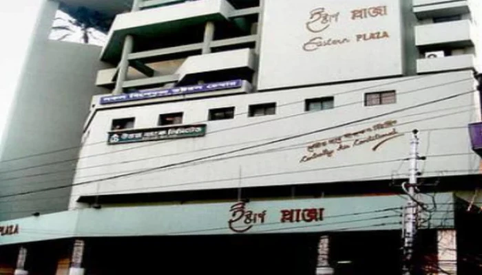 শান্তিনগরের ইস্টার্ন প্লাস মার্কেটে বৈদ্যুতিক শর্ট সার্কিট থেকে আগুন, ধোঁয়ায় অসুস্থ ৪ কর্মচারী