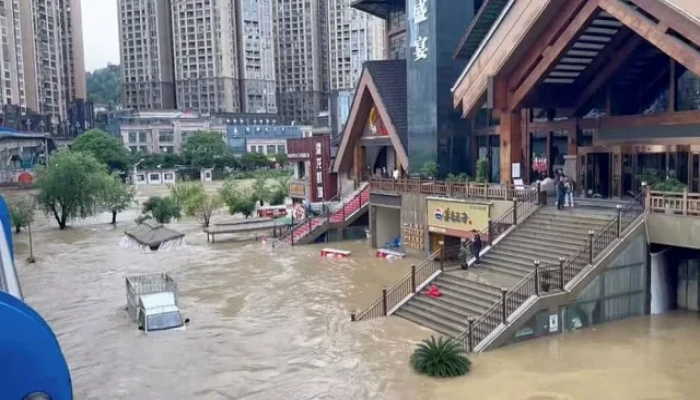 চীনে টানা বৃষ্টি ও ভয়াবহ বন্যায় ২১ জনের মৃত্যু, ৮ প্রদেশে সর্বোচ্চ সতর্কতা ও ১৫ কোটি ইউয়ান বরাদ্দ