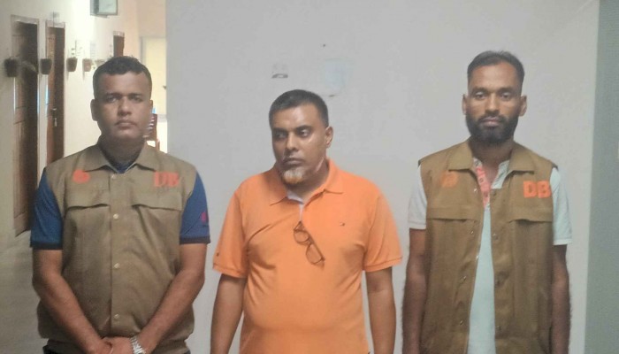 মানিকগঞ্জে প্রধানমন্ত্রীর এপিএস পরিচয়ে প্রতারণা, পলাতক আসামি গ্রেফতার