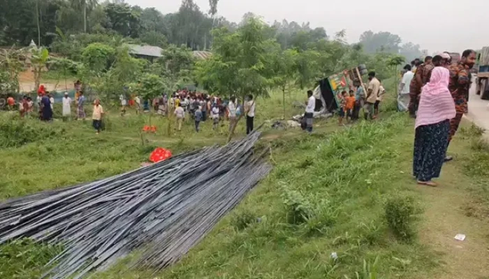 টাঙ্গাইলে রডবোঝাই ট্রাক উল্টে ঘটনাস্থলেই ১৫ জনের মর্মান্তিক মৃত্যু